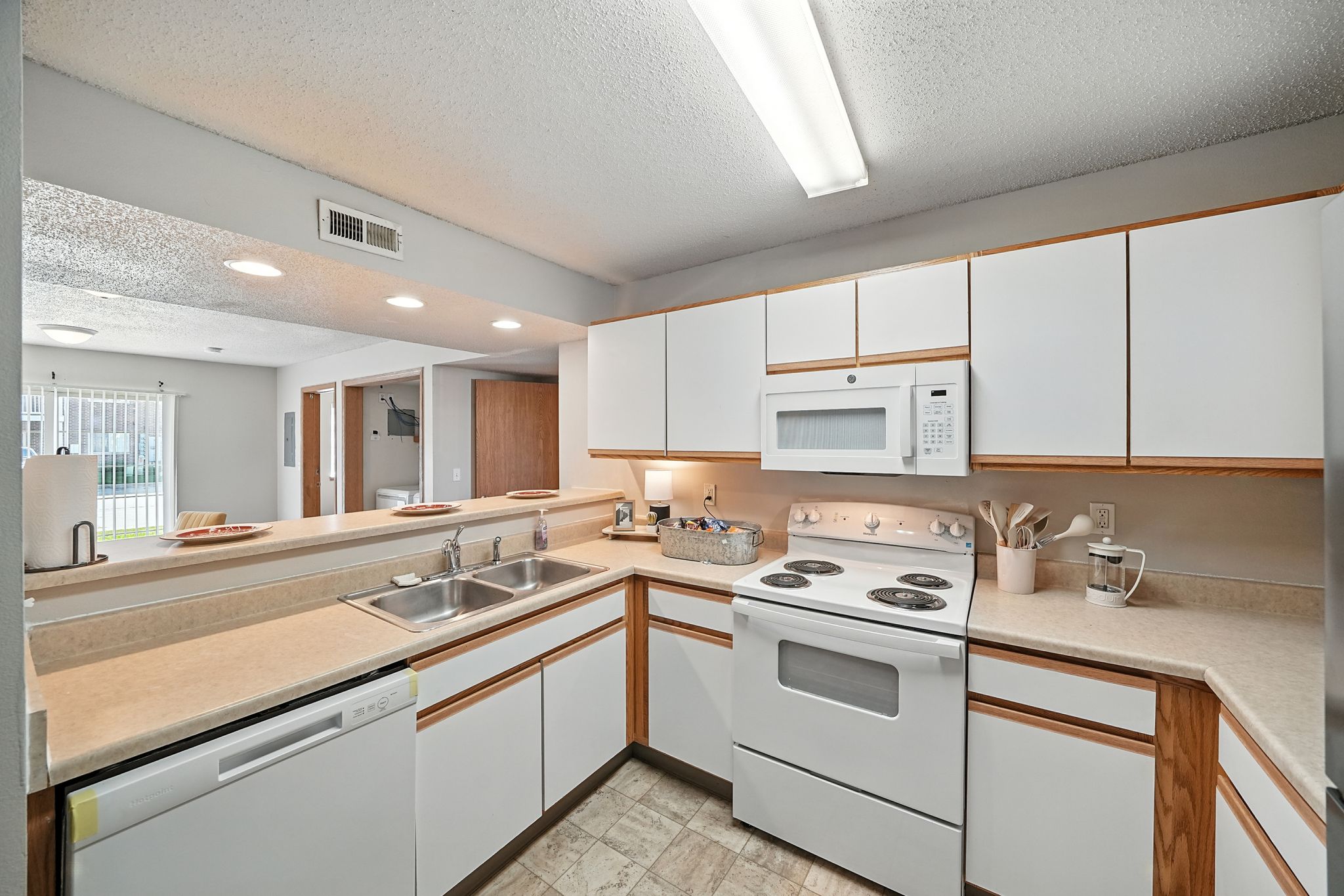 15 6025 Donegal Cir Waterloo IA 50701 USA Kitchen CK100781